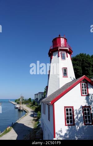 Der Historische Leuchtturm In Kincardine Harbour Ontario Kanada Am Lake Huron, Einem Der Großen Seen Stockfoto