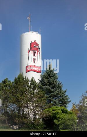 Der Städtische Wasserturm In Kincardine Ontario Kanada Mit Ihrem Berühmten Leuchtturm Im Hafen Von Kincardine Am Lake Huron Gemalt Stockfoto