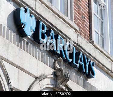 Das Namensschild über dem Eingang der Niederlassung der Barclays Bank in Wood Green, London. Eine der so genannten großen vier britischen Banken. Stockfoto