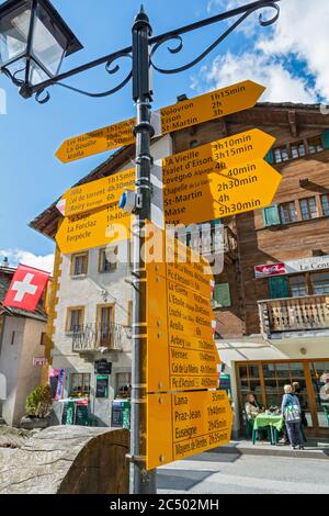 Schweiz, Kanton Wallis, Val d'Herens, Evolene, Dorfzentrum, Wanderwegschild Stockfoto