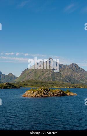 Landschaft mit Hütten entlang der Raftsund, eine Wasserstraße der Norwegischen See in Nordland County, Lofoten Islands, Norwegen. Stockfoto