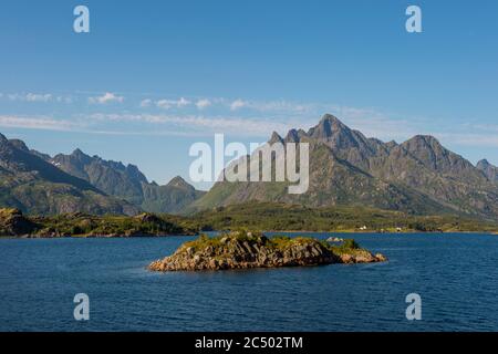 Landschaft mit Hütten entlang der Raftsund, eine Wasserstraße der Norwegischen See in Nordland County, Lofoten Islands, Norwegen. Stockfoto