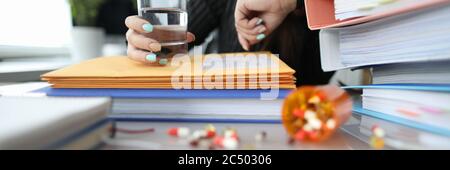 Tabletten aus der Flasche verstreut Stockfoto