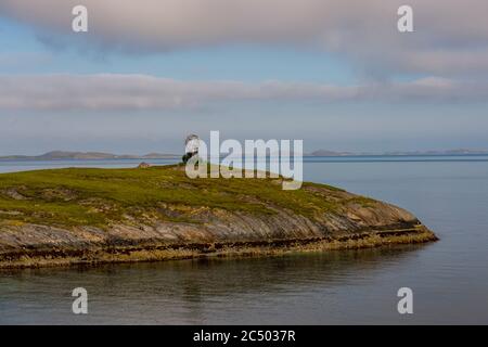 Der Polarkreis-Marker auf einer kleinen Felseninsel im Nordland County, Norwegen. Stockfoto