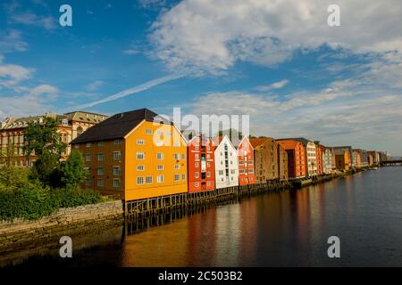 Blick von der Altstadtbrücke auf alte Holzlager entlang des Flusses Nidelva in Trondheim, Sor-Trondelag County, Norwegen. Stockfoto