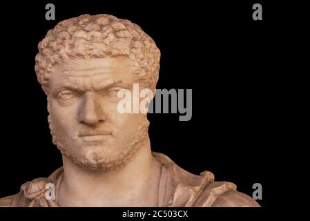 Nahaufnahme der antiken römischen Statue eines mürrischen Mannes Stockfoto
