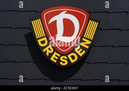 Dresden, Deutschland. Juni 2020. An der Fassade des Ausbildungszentrums ist ein Logo der SG Dynamo Dresden mit dem Namen 'Aok Plus Walter Fritz Academy' angebracht. Quelle: Robert Michael/dpa-Zentralbild/dpa/Alamy Live News Stockfoto