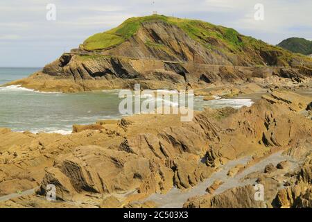 Felsen am Strand bei Ebbe in der Küstenstadt Ilfracombe an der Küste von Nord-Devon Stockfoto