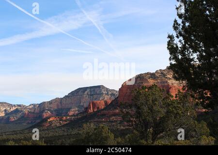 Roter sandston und weißer Kalkstein-Berg mit vielen immergrünen Bäumen auf dem Devil's Bridge Trail in Sedona, Arizona, USA Stockfoto