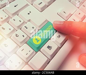 Textschild mit Kreuzkontamination. Business Foto Text unbeabsichtigte Übertragung von Bakterien von einer Substanz auf eine andere weiße pc-Tastatur mit Stockfoto