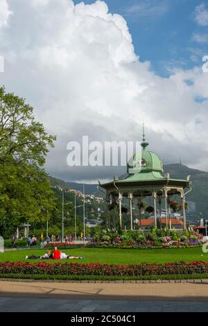 Eine Band steht mit Blumen in einem Stadtpark in Bergen, Norwegen. Stockfoto