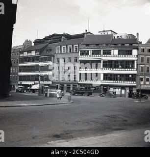 1950er Jahre, historisch, Newcastle upon Tyne, England, Großbritannien, in der Sandhill Gegend der Stadt altes Fachwerk gerahmt fünf Etagen 16. Und 17. Jahrhundert Kaufmannshäuser, Bessie Surtees House, Surtees House und auf der rechten Seite ein Backsteingebäude, bekannt als das Rote Haus. Stockfoto