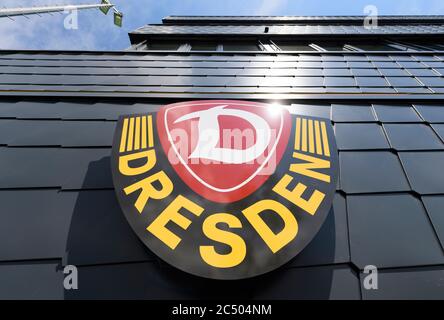 Dresden, Deutschland. Juni 2020. An der Fassade des Ausbildungszentrums ist ein Logo der SG Dynamo Dresden mit dem Namen 'Aok Plus Walter Fritz Academy' angebracht. Quelle: Robert Michael/dpa-Zentralbild/dpa/Alamy Live News Stockfoto