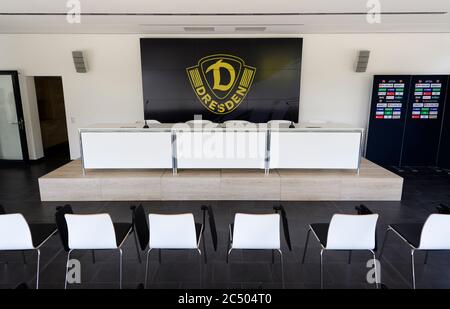 Dresden, Deutschland. Juni 2020. Blick in den Presseraum bei der Eröffnung des neuen Ausbildungszentrums von Dynamo Dresden mit dem Namen 'Aok Plus Walter Fritz Academy'. Quelle: Robert Michael/dpa-Zentralbild/dpa/Alamy Live News Stockfoto