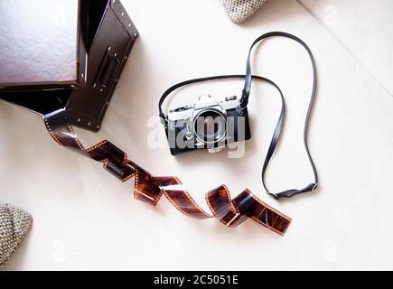 Vintage Film Entfernungsmesser Kamera mit Ledertasche und Fotofilm auf hellem Hintergrund. Stockfoto