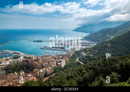 Panoramablick auf die Stadt Salerno, Hafen und Golf von Salerno von der Spitze des Schlosses Arechi, Salerno, Kampanien, Italien Stockfoto