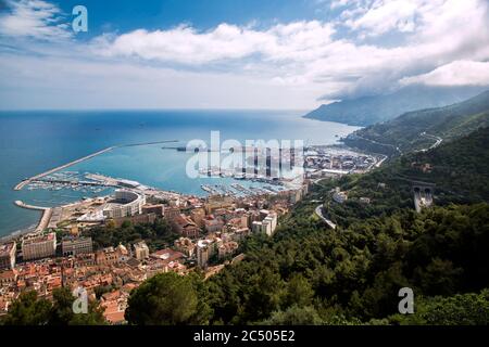 Panoramablick auf die Stadt Salerno, Hafen und Golf von Salerno von der Spitze des Schlosses Arechi, Salerno, Kampanien, Italien Stockfoto