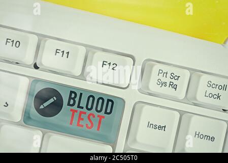 Textschild mit Blutprobe. Business Foto Text extrahierte Blutprobe aus einem Organismus, um eine Laboranalyse durchführen Weiße pc-Tastatur mit leer Stockfoto