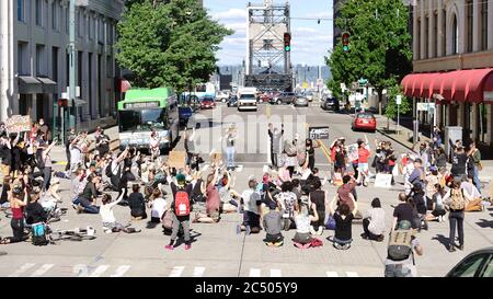 Tacoma, WA/USA 1. Juni: Street View Demonstranten schaffen eine Mob-Szene, die eine Kreuzung für George Floyd und die BLM in Tacoma blockiert 1. Juni 2020 Stockfoto