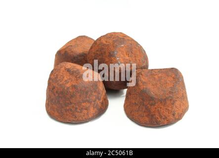 Belgische Schokolade mit Kakaostaube Trüffel. Klassisches Dessert isoliert auf weißem Hintergrund Stockfoto
