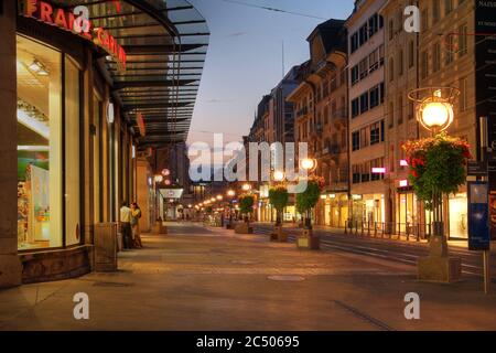 Genf, Schweiz - 21. August 2011 - Nachtaufnahme entlang der Rue de la Croix d'Or, einer zentralen Avenue in der Innenstadt von Genf, einer bedeutenden Stadt im französisch-sp Stockfoto