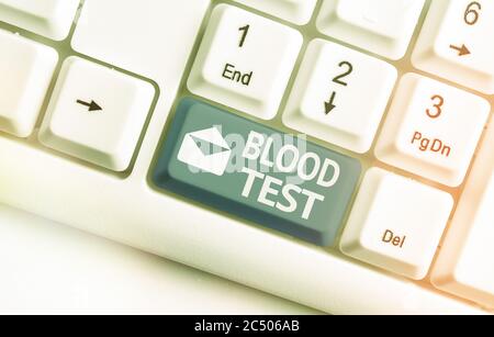 Konzeptionelle Handschrift mit Blutprobe. Konzept Bedeutung extrahierte Blutprobe aus einem Organismus für die Durchführung einer Laboranalyse Weiße pc-Tastatur Stockfoto