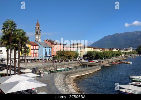 Der schöne Ferienort Ascona am Lago Maggiore im Kanton Tessin, Schweiz tagsüber. Stockfoto