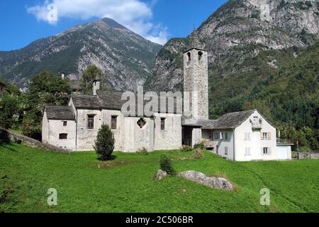 Kleine traditionelle Kirche in Lavizzara, Vallemaggia, Kanton Tessin, Schweiz Stockfoto