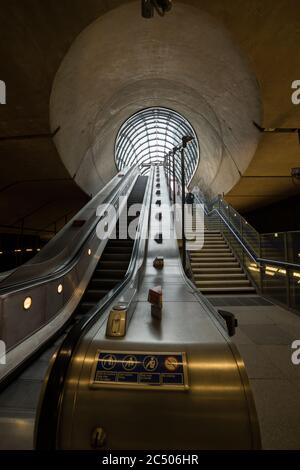 Die Rolltreppe und die Treppe der Canary Wharf U-Bahnstation, die zu einer der Eingangshallen führt. Stockfoto