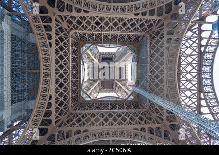 Paris, Frankreich - 25 06 2020: Blick auf den Eiffelturm von innen Stockfoto