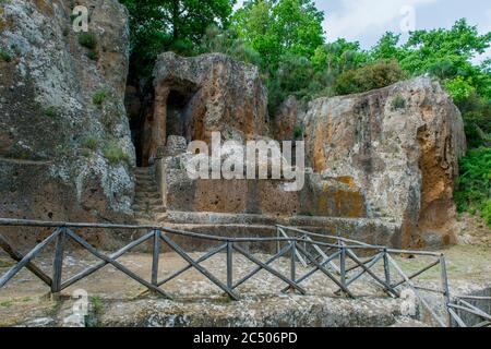 Das Grab von Ildebranda (3. Bis 2. Jahrhundert v. Chr.) in der etruskischen Nekropole, der archäologische Park von Sovana in der Provinz Grosseto, im Süden von Tus Stockfoto