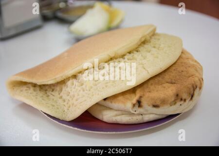 Lahoh, ein schwammiges, pfanneckenähnliches Brot, stammt aus dem Jemen, Somalia und Dschibuti Stockfoto