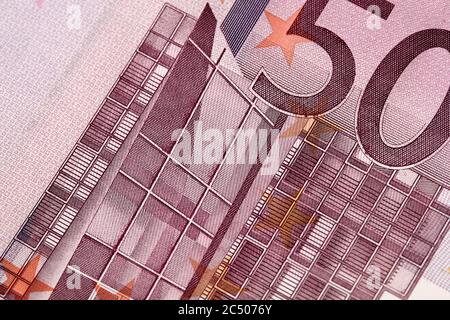 Fünf Euro-Banknoten in Houndreds. 500 Euro in Papierform. Währung der Europäischen Union. Banknote mit Makrofragmenten. Hochauflösendes Foto. Stockfoto