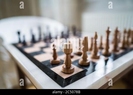 Holzschach Figuren auf Steinfeld Stockfoto