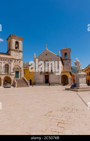 Blick auf das Rathaus, die Kirche und die Statue des Heiligen Benedikt auf dem Hauptplatz der Stadt Norcia in der Provinz Perugia im Südosten Umbriens, Stockfoto