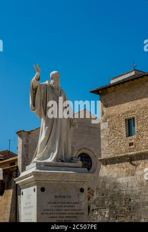 Die Statue des Heiligen Benedikt auf dem Hauptplatz der Stadt Norcia in der Provinz Perugia im Südosten Umbriens, Italien. Stockfoto