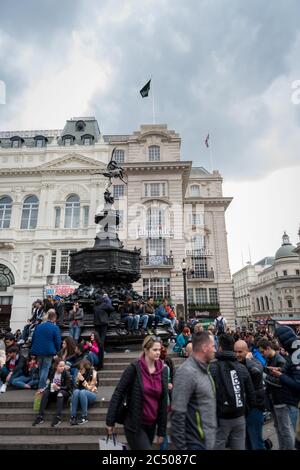 Der Shaftesbury Memorial Brunnen ist voll mit Touristen im London Piccadilly Circus. Stockfoto