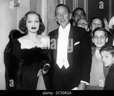 MARLENE DIETRICH und NOEL FEIGLING mit vielen Schuljungen bei der Premiere DER Show LET'S RAISE THE CURTAIN mit Florence Desmond im Victoria Palace Theatre in London Montag, 28. September 1936 Stockfoto