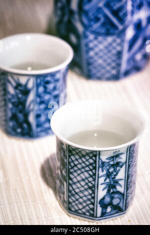 Japanisches Sake-Set mit blau-weiß-Muster Stockfoto