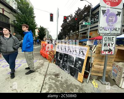 27. Juni 2020, USA: Capitol Hill Occupied Zone (CHOP), auch Capitol Hill Autonomous Zone (CHAZ) genannt, eine sechs-Block-Zone im Capitol Hill District von Seattle, wird seit Mai 25 von Demonstranten besetzt, als sie sich als Reaktion auf die Ermordung von George Floyd durch die Polizei versammelten. Die Polizei hat in der ersten Juniwoche ihren East Side Precinct auf dem Höhepunkt des Protestes, als Tausende von Demonstranten auf Befehl von Bürgermeisterin Jenny Durka waren, mit einem Bandenstor ausgestattet. Jetzt bleiben ein paar hundert vor dem Bezirk und in einem Nachbarpark und weigern sich, bis eine Liste von Forderungen, die Rassismus und Polizeibrutali beenden sollen, zu verlassen Stockfoto