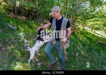 Trüffeljäger mit seinen Hunden, die bei Pettino, einem kleinen Dorf in den Bergen bei Campello sul Clitunno in t, zur Trüffeljagd eingesetzt werden Stockfoto