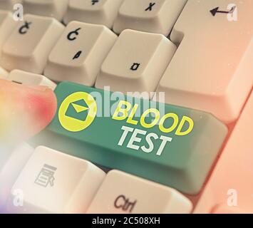 Textschild mit Blutprobe. Business Foto Text extrahierte Blutprobe aus einem Organismus, um eine Laboranalyse durchführen Weiße pc-Tastatur mit leer Stockfoto