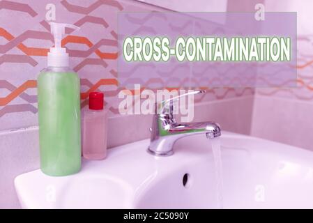 Textschild mit Kreuzkontamination. Business Foto Text unbeabsichtigte Übertragung von Bakterien von einer Substanz auf eine andere Handwäsche-Verfahren Stockfoto