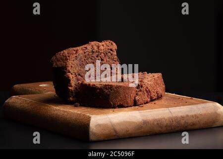 Hausgemachtes Brownie über einem Holzbrett Stockfoto