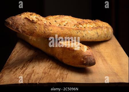 Zwei frische Baguette auf einem Brett Stockfoto