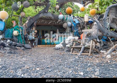 Hawaii USA - Oktober 30 2014; Alte Fischerhütte umgeben von See- und Angelstücken entlang eines tropischen Strandes. Stockfoto