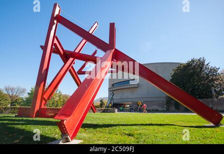 Washington, USA - Oktober 27 2015; Struktur aus roten Stahlträgern von Mark di Suvero vor dem Hirshhorn Museum am Smithsonian Institute Stockfoto