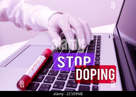 Handschrift Text Schreiben Stopp Doping. Konzeptfoto beenden Sie die Verwendung von verbotenen sportlichen Leistungenverbessernde Medikamente extrahiert Blutprobe Fläschchen mit las Stockfoto