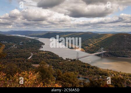 Bear Mountain State Park und Brücke über den Hudson River Laub im Frühherbst Stockfoto