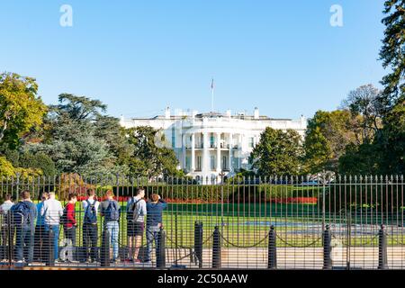 Washington DC USA - Oktober 28 2014; Gruppe von Schülern, die draußen am Zaun stehen und das Weiße Haus, die Heimat von Präsident oder Amerika, betrachten Stockfoto